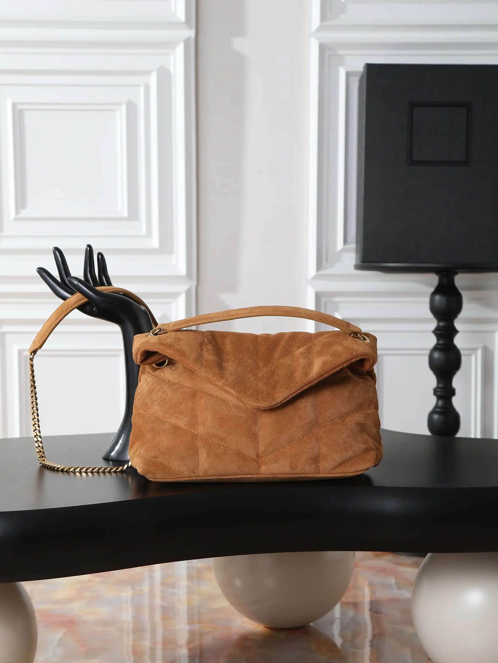 Sac bandoulière matelassé en daim caramel avec chaîne dorée, sac