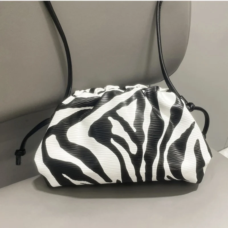 Sac à main plissé effet peau de serpent zèbre, sac