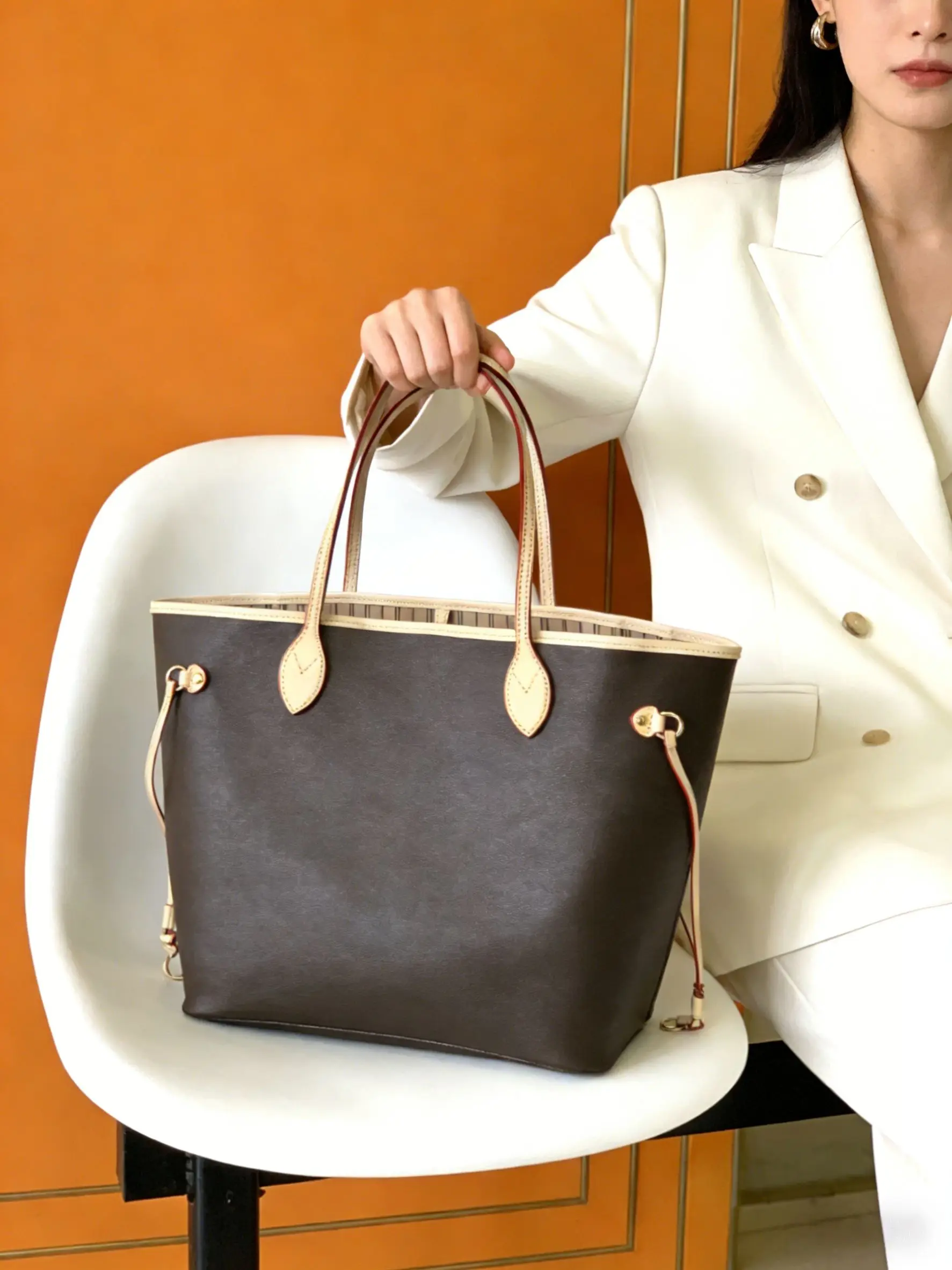 Sac fourre-tout Neverfull en cuir marron foncé et beige, sac